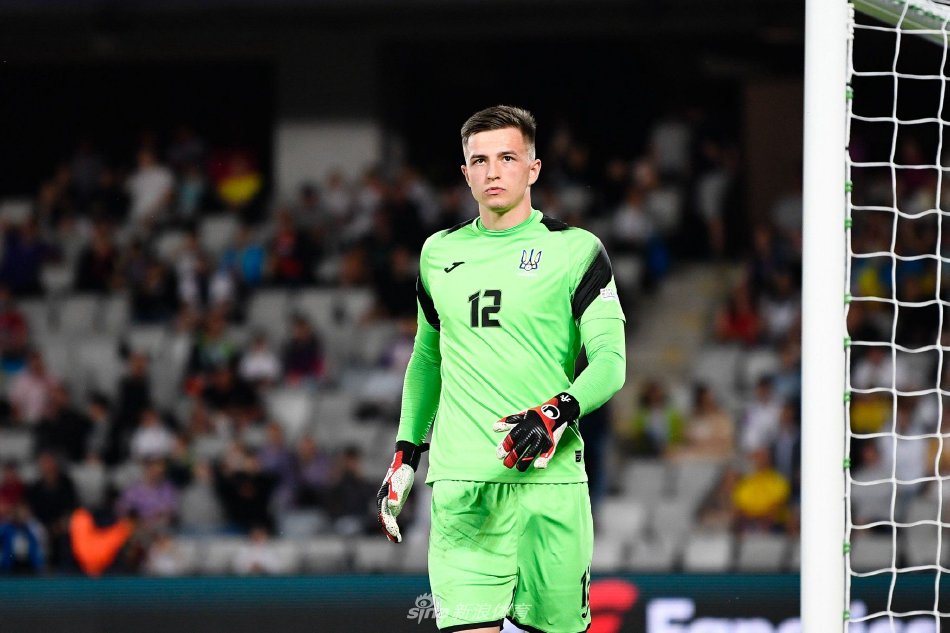 何试图插足 何试图插足