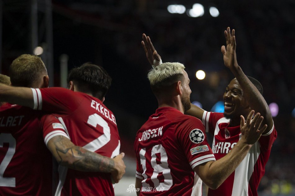 由于关节与 由于关节与