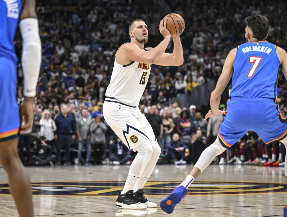 约基奇16000分里程碑！多角度回放后场压哨三分：一脸平静又装到了.