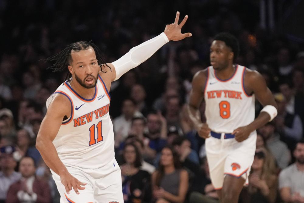 [NBA]亚历山大强突内线 无视防守双手暴扣.